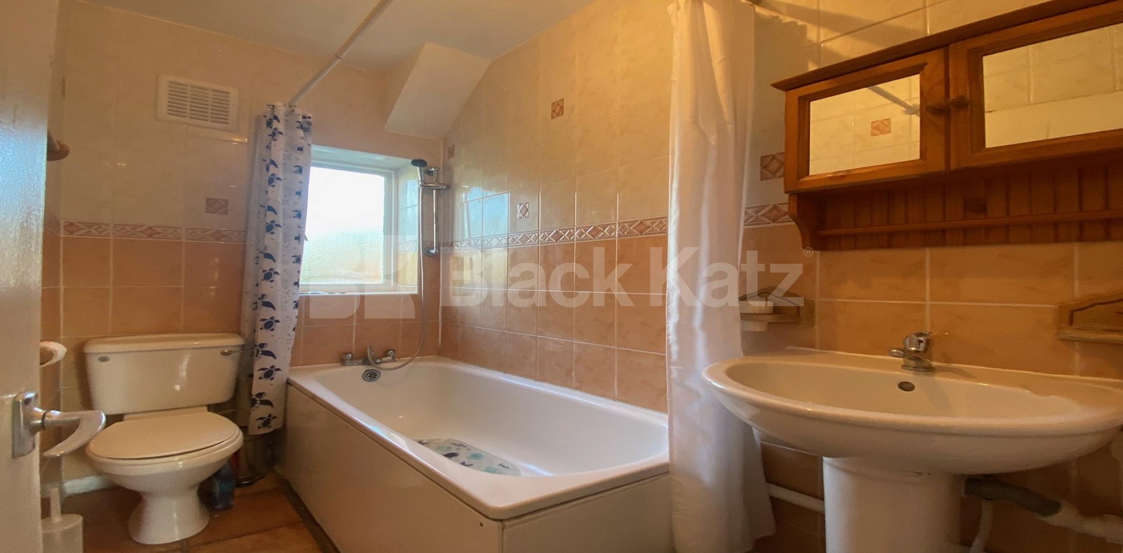 			LET , 2 Bedroom, 1 bath, 0 reception Apartment			 Trafalgar Avenue, Burgess Park